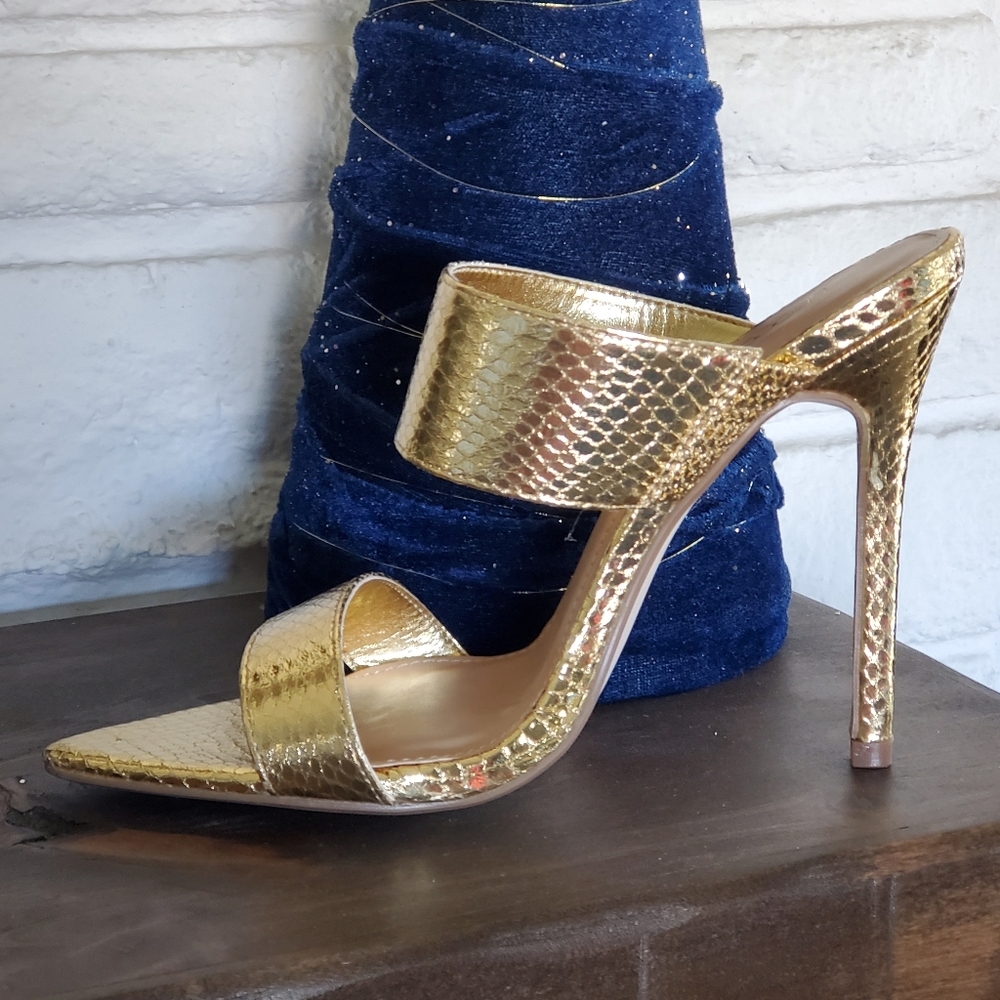Shoedazzle gold heeled shoes